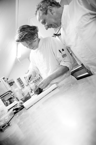 Twee chefs aan het werk